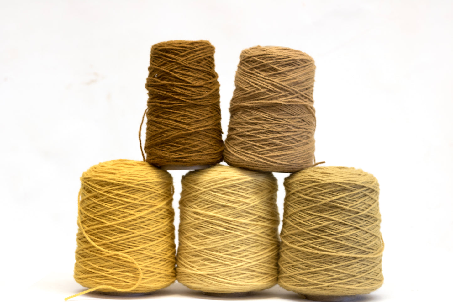 Straw 100% rug wool on cone for tufting